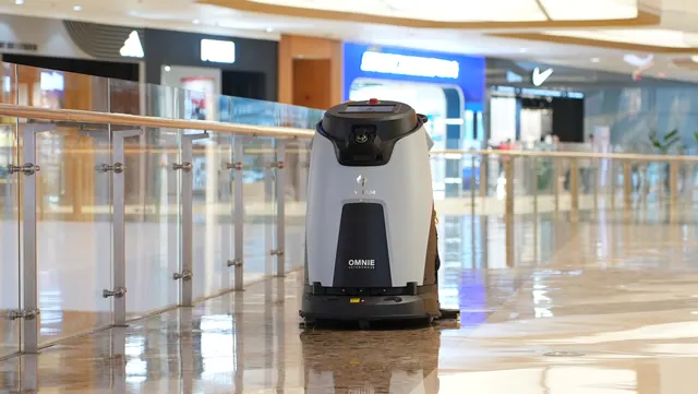 Gausium Omnie lavando o piso de vidro e porcelanato de um shopping