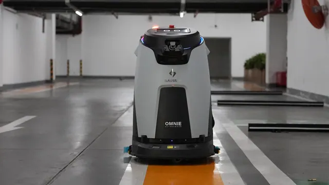 Gausium Omnie lavando piso de garagem subterrânea