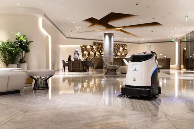 Gausium Vacuum 40 aspirando o lobby de um hotel
