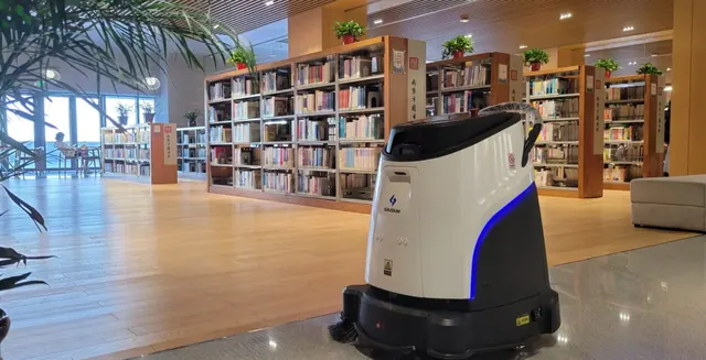 Gausium Vacuum 40 aspirando o piso de uma biblioteca escolar