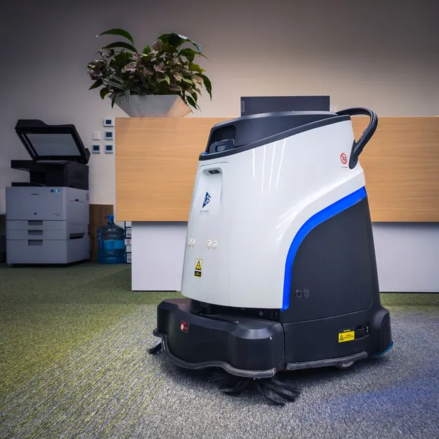 Gausium Vacuum 40 aspirando carpete de escritório