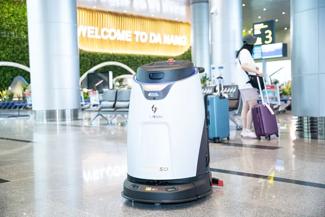 Gausium Scrubber 50 trabalhando no saguão de um aeroporto