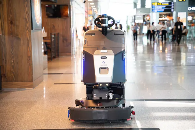 Gausium Scrubber 75 lavando corredor de aeroporto