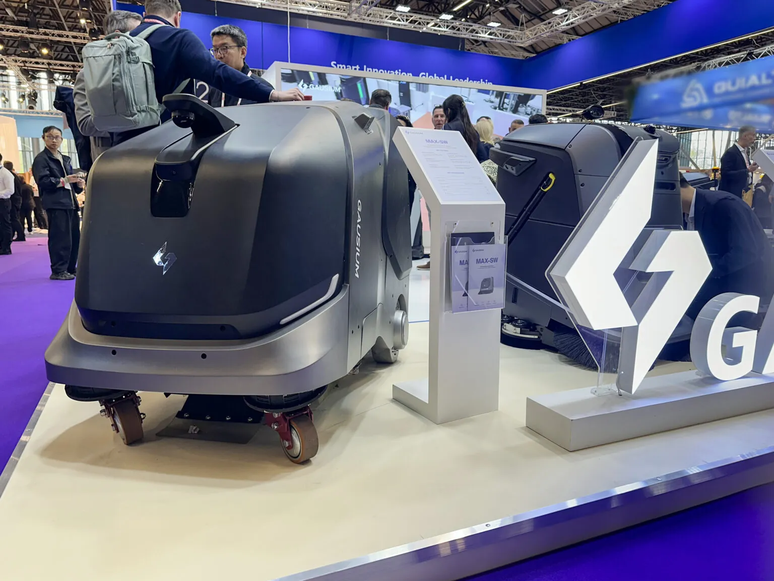 Varredor autônomo de rua Gausium MAX-SW no estande da Interclean Amsterdam 2026