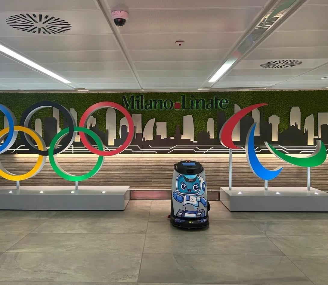 Robô lavador Gausium Omnie no aeroporto de Milão Linate