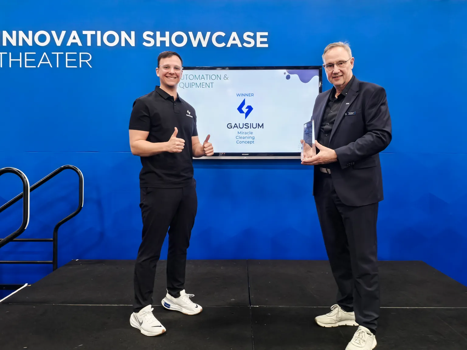 Equipe da Gausium recebe o prêmio no palco do Innovation Showcase Theater da ISSA Show 2025